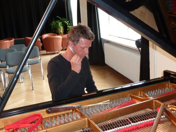 Stimmen eines Steinway Flügel, Klavierstimmer Daniel Simon Sikarew, Berlin, Stimmen nach Gehör und mit Stimmgabel